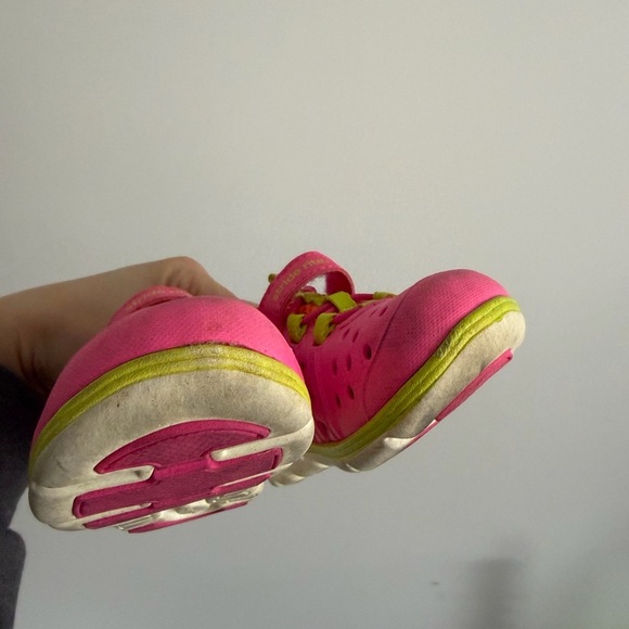 Stride Rite made to play Pink and Neon Yellow Kids sneakers - Picture 11 of 13